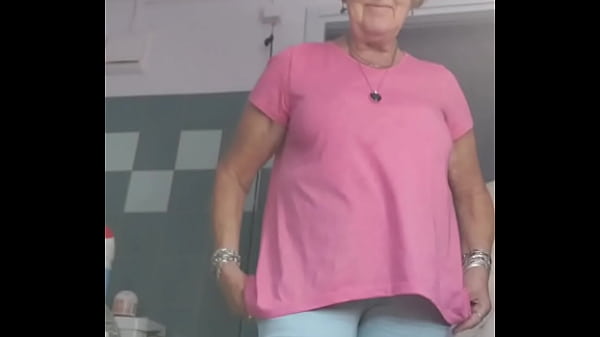 Oma neukt kut met komkommer